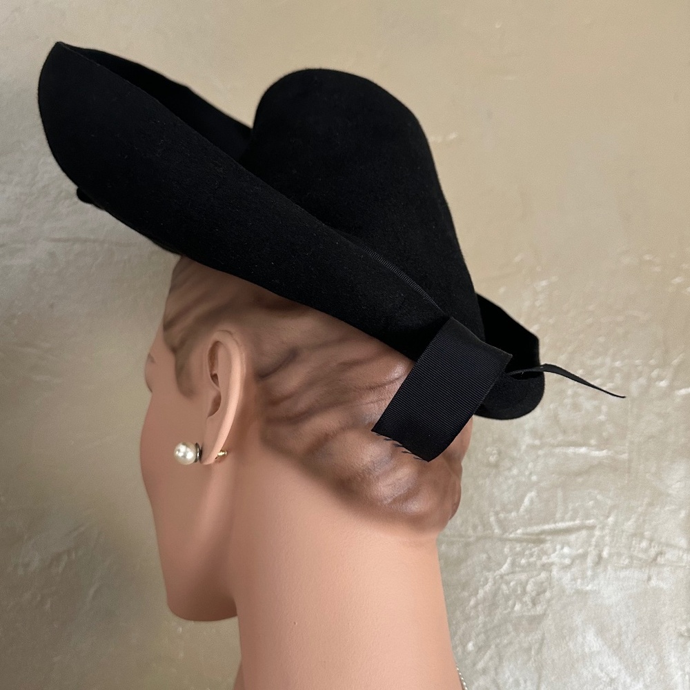 MAGNIFICENT 1940's BLACK FELT HAT WITH UPTURNED BRIM + MULTICOLOR FEATHER "WINGS - Picture 7 of 13